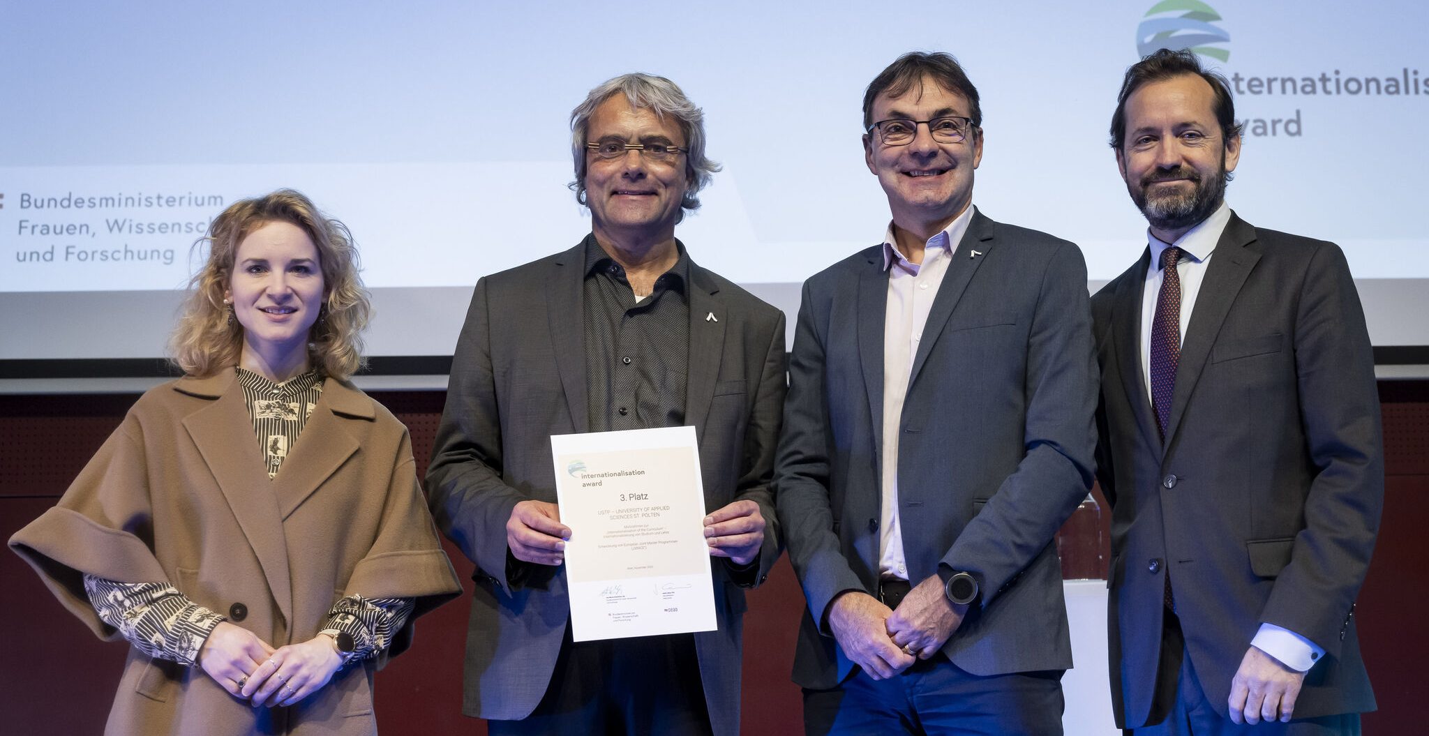 Photo (left to right): BM Eva-Maria Holzleitner; FH-Prof. Dipl.-Ing. Hannes Raffaseder; FH-Prof. Dipl.-Ing. Johann Haag; Jakob Calice, PhD. Photo credit: OeAD / Hetfleisch.